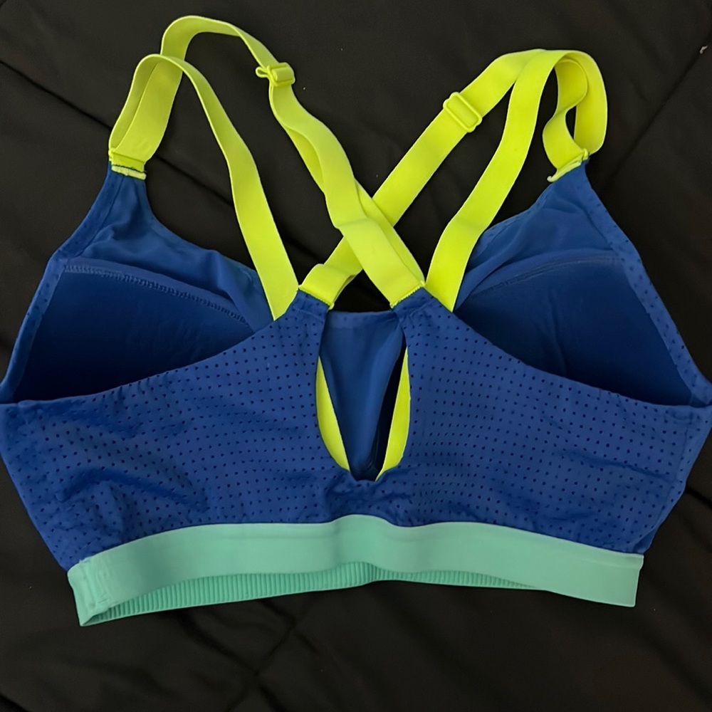 Victoria’s Secret VSX Sport sports bra 32 DD Strappy